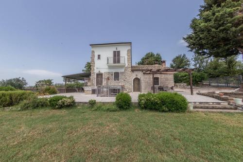 ein altes Steinhaus mitten im Hof in der Unterkunft Villa Paradiso - Irpinia in Gesualdo