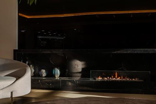 a fireplace in a living room with a fire place at Laghetto Stilo Vita in Gramado