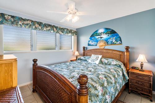 a bedroom with a bed and a window at Kona Isle B5 in Kailua-Kona