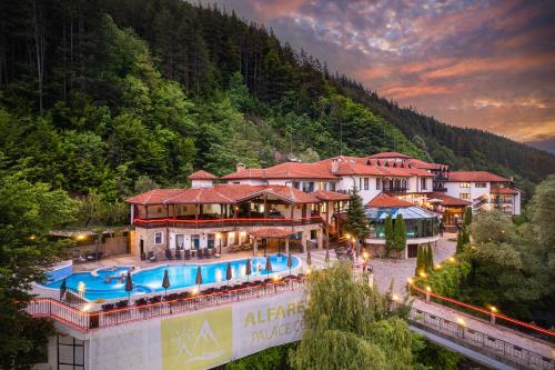 Pemandangan gunung umum atau pemandangan gunung yang diambil dari hotel