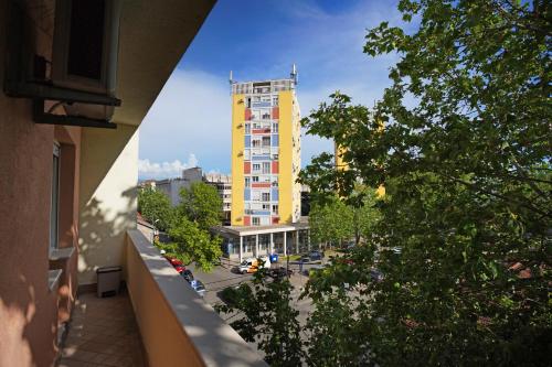 uma vista para um edifício a partir de uma varanda em Apartment GOLD em Podgorica