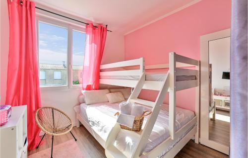 - une chambre avec des murs roses et des lits superposés dans l'établissement Beautiful Home In Orange With Outdoor Swimming Pool, à Orange