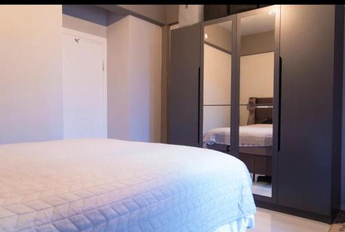 Postel nebo postele na pokoji v ubytování Modern cozy beach apartment