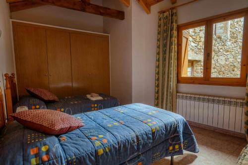 1 dormitorio con 2 camas individuales y ventana en Casa Xaupí 2 en Roní
