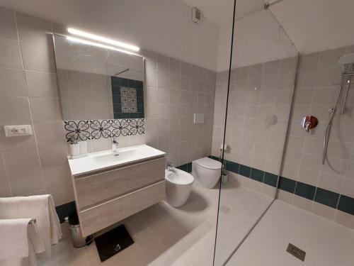 y baño con ducha, lavabo y aseo. en Appartamento La Vista en Cavo