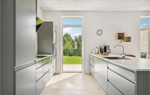 Η κουζίνα ή μικρή κουζίνα στο Amazing Home In Ebeltoft With Wifi