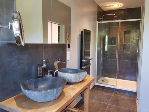 La salle de bains est pourvue d'une douche et de 2 lavabos bleus. dans l'établissement Maison Paradis - Piscine - BY PRIMO C0NCIERGERIE, à Saint-Didier-sur-Beaujeu