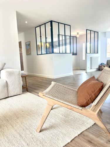 un salon avec un canapé et une chaise dans l'établissement Villa Nolaene, 8-9 pers, Piscine, Calme et Moderne, à Gujan-Mestras