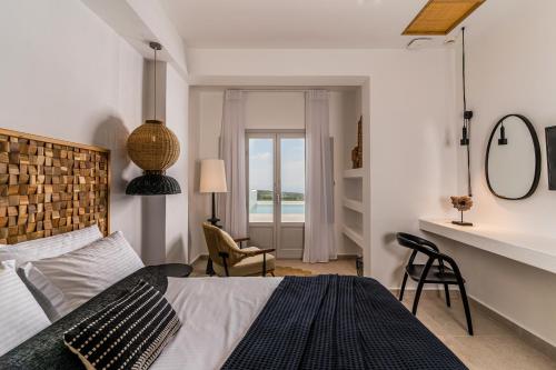 Postel nebo postele na pokoji v ubytování Arotron Santorini