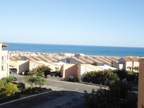 - une vue sur la ville avec ses maisons et l'océan dans l'établissement Appartement avec une superbe vue mer, à Saint Pierre La Mer