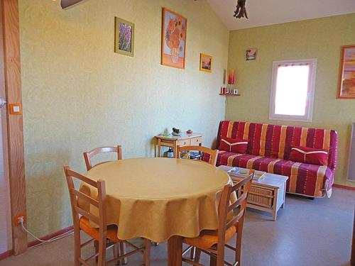 un salon avec une table et un canapé dans l'établissement Appartement avec une superbe vue mer, à Saint Pierre La Mer