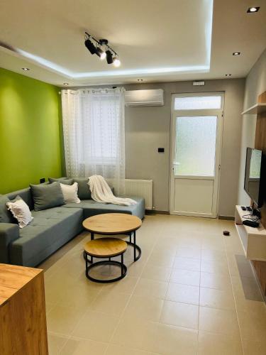 een woonkamer met een bank en een tafel bij Apartman Novi Sad in Petrovaradin