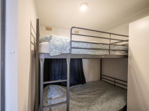 Cette petite chambre comprend 2 lits superposés. dans l'établissement Cozy holiday home in Hoogeveen with garden, à De Bult