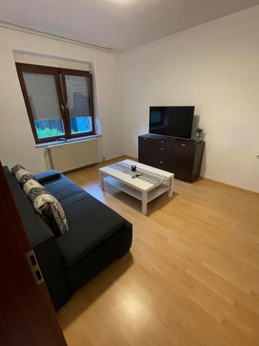 uma sala de estar com um sofá e uma mesa de centro em Ferienwohnung Atilla 