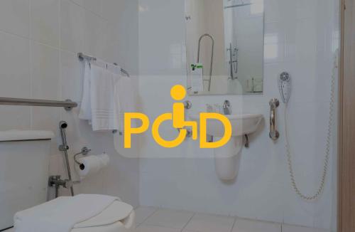 a bathroom with a toilet and a sink with the word pid at Master Cosmopolitan Moinhos de Vento in Porto Alegre