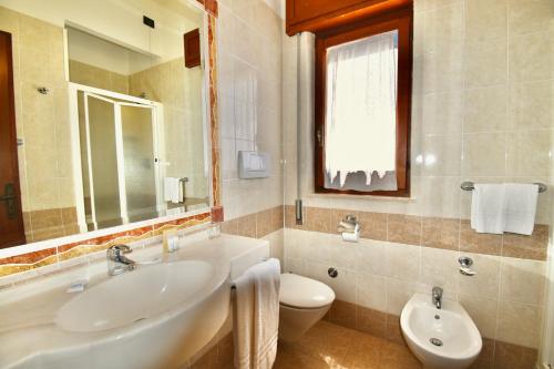 Koupelna v ubytování Cossyra Hotel