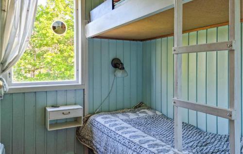 een slaapkamer met een stapelbed en een raam bij Stunning Home In Brekkest With Kitchen 
