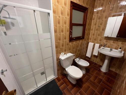 une salle de bains avec toilettes, lavabo et douche dans l'établissement El Llobarret de Baix a Mar, à Torredembarra