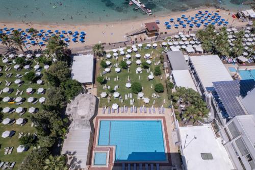 Bazén v ubytování Iliada Beach Hotel nebo v jeho okolí