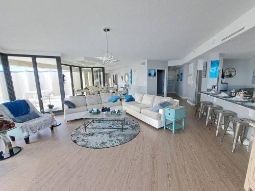 uma sala de estar com um sofá e uma mesa em Casa de la Diosa: Stunning Oceanfront PentHouse in Garden City SC 4Bdr4Ba 