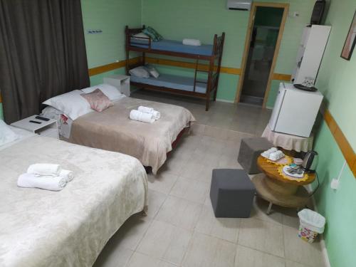 Habitación hospitalaria con 2 camas y TV en Entre serra pousada de altitudes, en Urubici