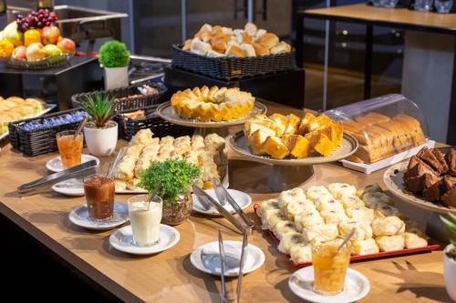 a buffet with many different types of bread and pastries at ibis Cuiaba Shopping in Cuiabá