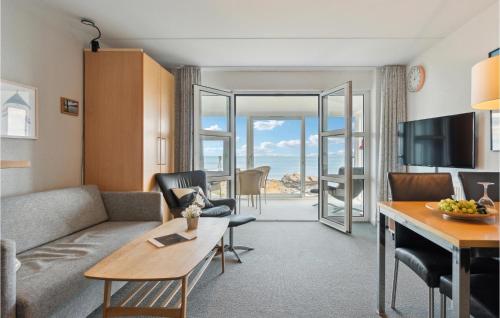 Amazing Apartment In Allinge With House Sea View tesisinde bir oturma alanı