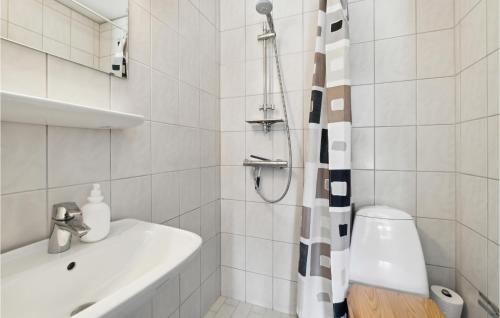 Et badeværelse på Amazing Apartment In Allinge With House Sea View