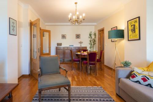 een woonkamer met een tafel en een eetkamer bij Homely Fresh Apartment - Terrace & Garage in Póvoa de Varzim