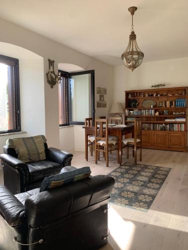 ein Wohnzimmer mit einem Sofa und einem Esszimmer in der Unterkunft Casale la Civetta in Larino