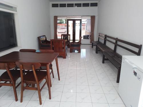 ein Esszimmer mit einem Tisch und einigen Stühlen in der Unterkunft Welirang 20B Homestay - Max 2 Orang Per Kamar in Malang