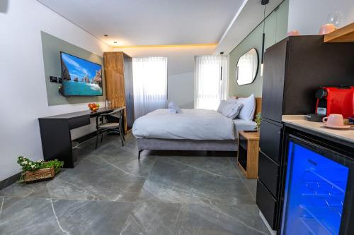 1 dormitorio con 1 cama y escritorio con ordenador en Davidka Guesthouse en Jerusalén