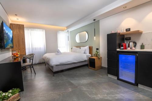 1 dormitorio con 1 cama y cocina con fregadero en Davidka Guesthouse, en Jerusalén