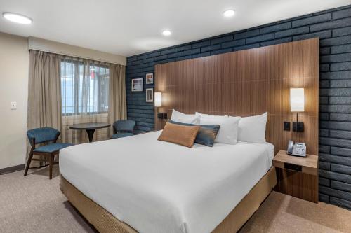 The Gibson Hotel Great Falls, an Ascend Collection Hotelにあるベッド
