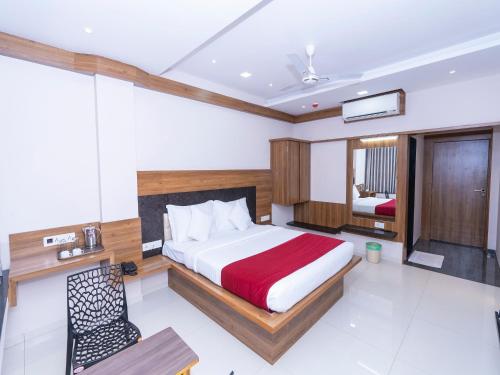 Postel nebo postele na pokoji v ubytování Hotel Chiranjeevi Kolhapur