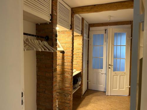 a room with a brick wall and a white door at Apartment im Geteviertel - citynah in Bremen