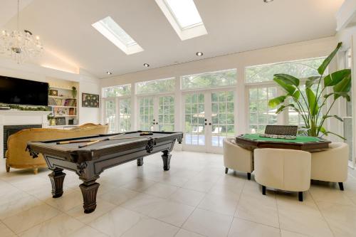 Fotografie z fotogalerie ubytování Spacious Durham Home with Fire Pit and Hot Tub! v destinaci Durham