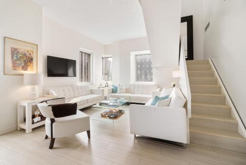 A seating area at OLD Luxury 5 Bedroom Apartment Near 5th Avenue Manhattan