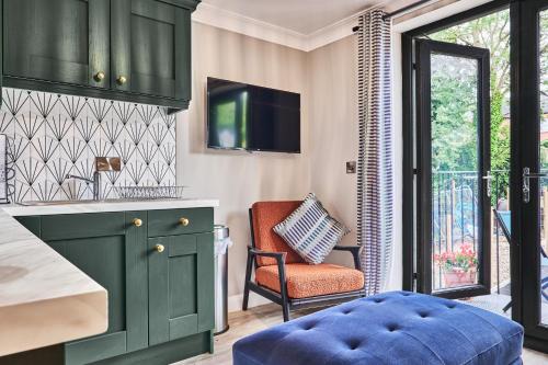 uma cozinha com armários verdes e um repousa-pés azul em 44 North em Londonderry County Borough