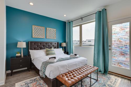 um quarto com paredes azuis e uma cama com um banco em Pet-Friendly Philadelphia Vacation Rental with Patio em Filadélfia