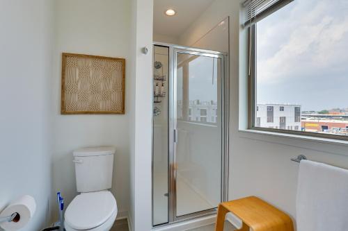 uma casa de banho com um chuveiro, um WC e uma janela. em Pet-Friendly Philadelphia Vacation Rental with Patio em Filadélfia