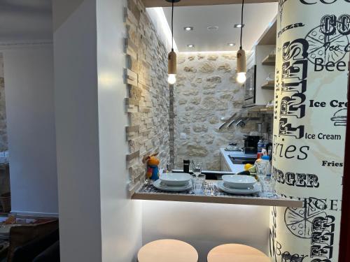 d'une cuisine avec un comptoir avec des plaques de cuisson. dans l'établissement Cosy appartement à 500m de Montmartre, à Paris