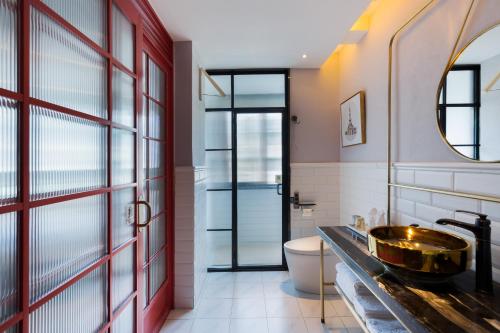 a bathroom with a sink and a toilet at Hangzhou Lanshe hotel in Hangzhou