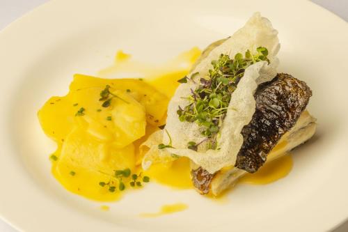 ホテルの敷地内または近くでの食事または食べ物