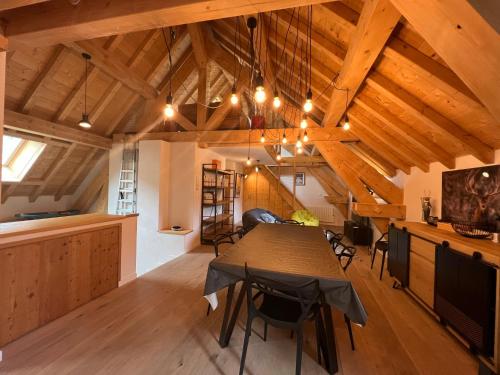 une cuisine et une salle à manger avec une table et des chaises dans l'établissement Saint Eldrade, au Monêtier-les-Bains
