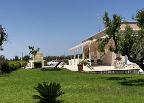 uma casa com um relvado verde em frente em Villa in campagna vicina al mare ( nuova anno 2022) em Uggiano la Chiesa