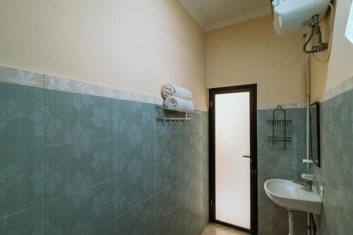 水明漾‎的住宿－Umah Kita，一间带水槽、卫生间和镜子的浴室