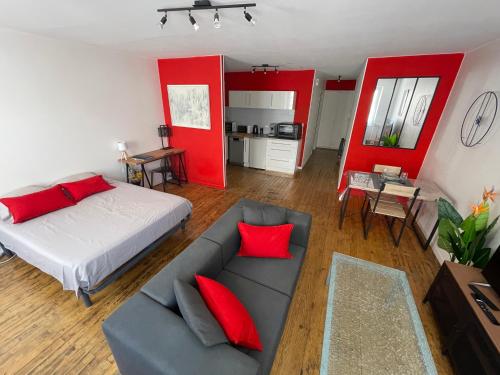 a living room with a bed and a couch at En Salvy : hyper centre + parking gratuit in Albi