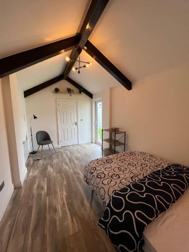 1 dormitorio con 1 cama y 1 silla en Mountain lodge, en Dundalk