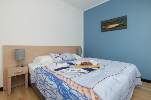 Posteľ alebo postele v izbe v ubytovaní Aquamarina Apartment with Terrace - Close to the Beach - by Renters